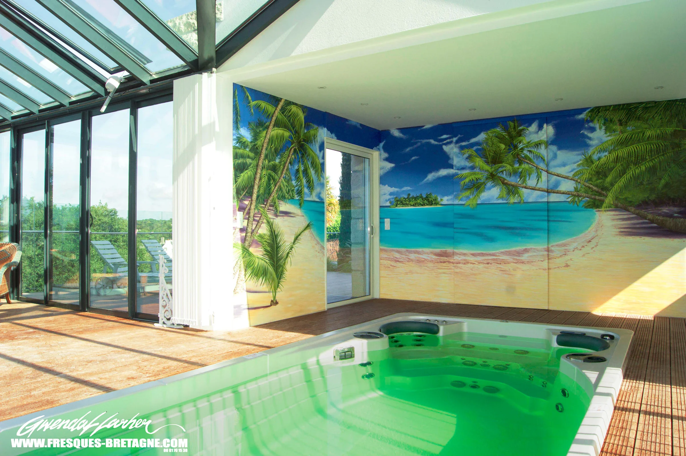 Vue d'ensemble d'un spa et d'une piscine de villa à Carantec habillés d'une fresque tropicale immersive, peinture résistante à l'humidité